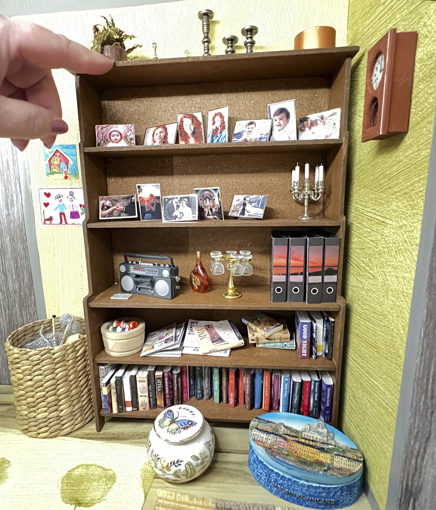 Barbiekokoinen kirjahylly esineineen